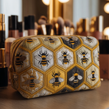 Gesteppte Kosmetiktasche mit Bienen im Garten