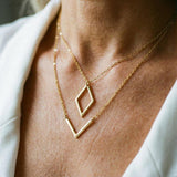 Elegante Halskette mit V-förmigem Anhänger