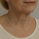 Elegante Halskette mit glänzenden Perlen