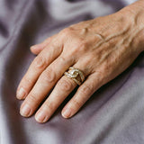 Eleganter Ring mit Knoten