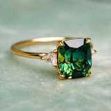 Eleganter quadratischer Ring mit Smaragd