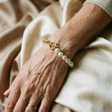 Elegantes Armband mit Margeriten in Gold