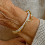 Elegantes offenes Armband mit weißer Emaille und Gold