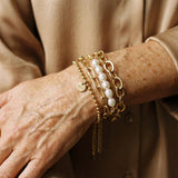 Goldene Armbänder mit Margeriten