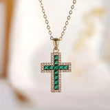 Goldkette mit smaragdgrünem Kreuz