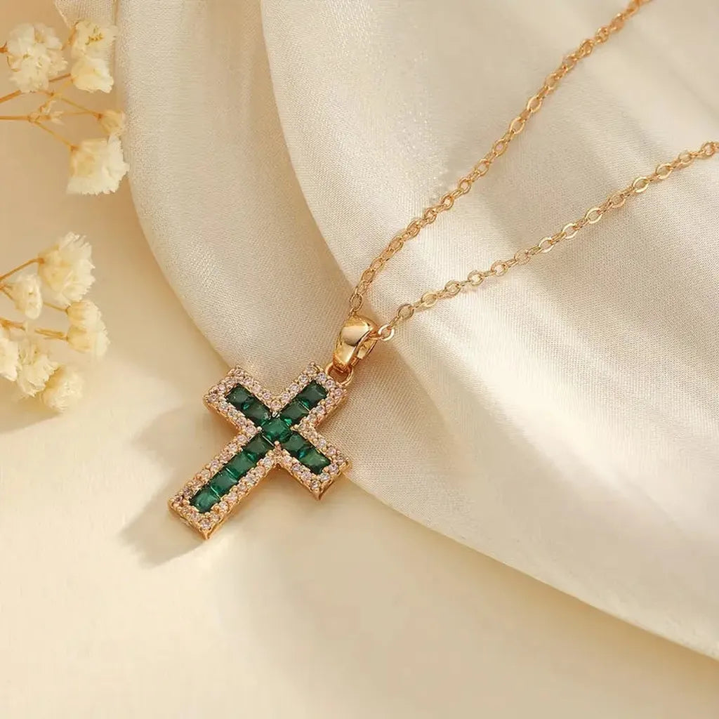 Goldkette mit smaragdgrünem Kreuz