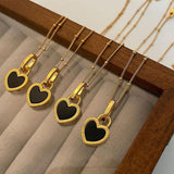 Halskette mit schwarz-weißem Herzanhänger in Gold