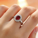 Klassischer Ring mit Rubin und Weißgold-Rand