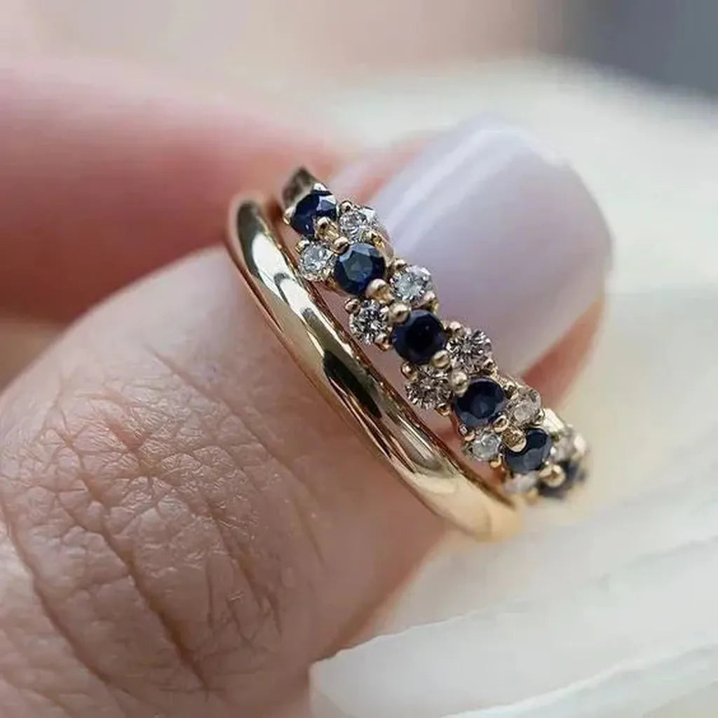 Klassischer goldener Ring mit blauen Zirkonia