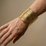 Offenes Armband mit Spirale in Gold
