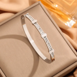 Offenes geometrisches Armband mit zwei Reihen Zirkonia