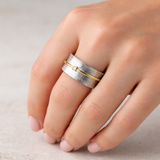 Retro-Ring in Weißgold mit Zirkonia und Goldfaden