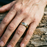 Ring mit glänzenden goldenen Einlagen