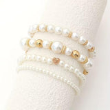 Set aus Armbändern mit weißen Perlen