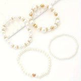 Set aus Armbändern mit weißen Perlen