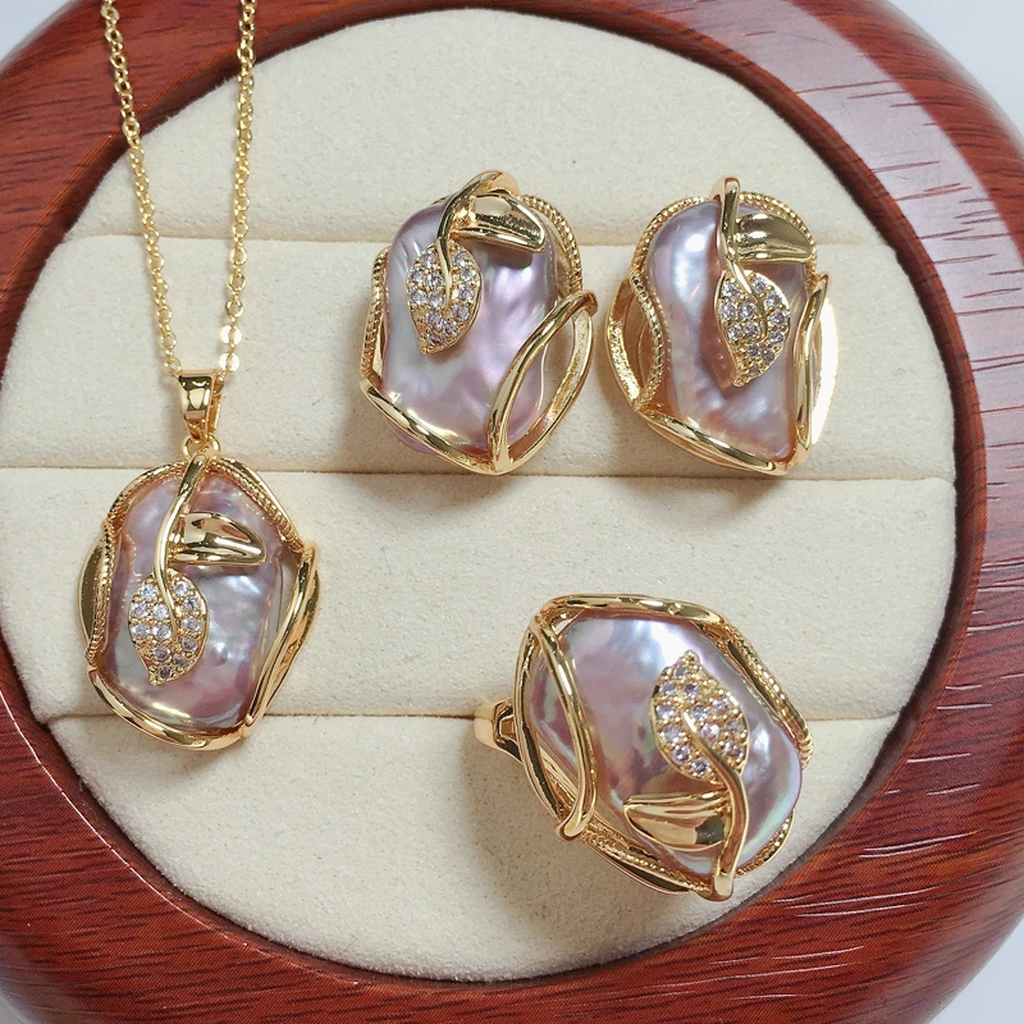 Set: Halskette und Ohrringe mit Süßwasserperlen in Gold