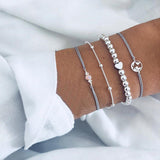 Set aus glitzernden Armbändern