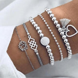 Set aus glitzernden Armbändern