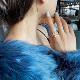 Verstellbarer Ring mit weißem Opal in Gold