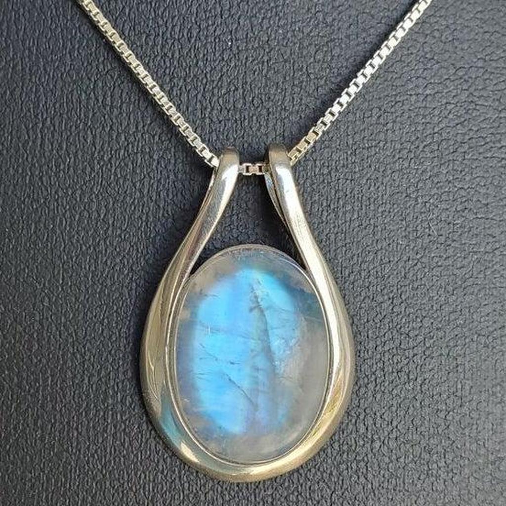 Vintage-Halskette mit weißem Opal